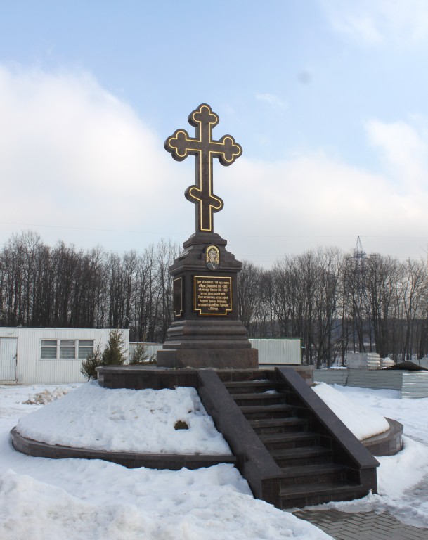 Говорово. Церковь Рождества Пресвятой Богородицы (старая). дополнительная информация, Памятный крест на месте старой церкви Рождества Богородицы. Крест воздвигнут в память жестоко убиенных на этом месте Марии  Добреньковой и Александра Панакова