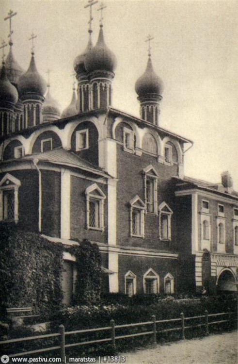 Кремль. Чудов монастырь. Собор Алексия, митрополита Московского, Тверской (Центральный административный округ (ЦАО), г. Москва). архивная фотография, Двор Чудова монастыря.Фотограф: Карл Фишер	(направление съемки — юго-запад)
Источник
http://oldmos.ru/old/photo/view/13813