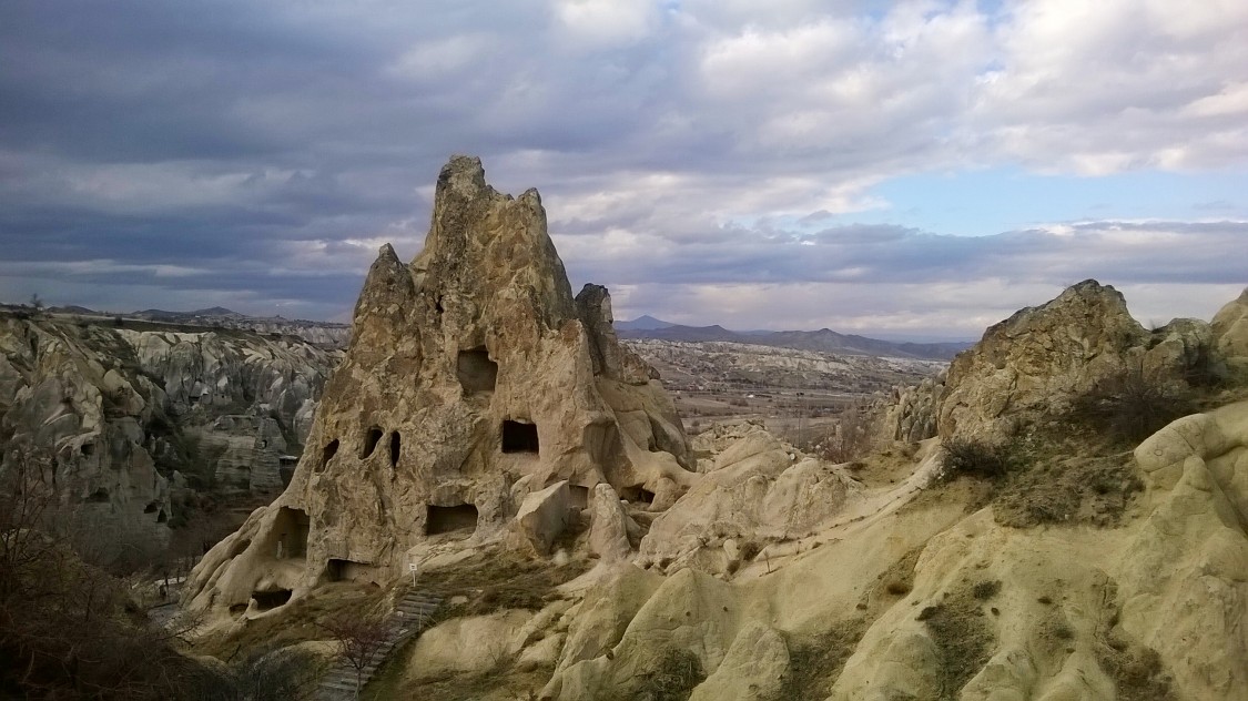 Монастырский комплекс в Гёреме, Гёреме (Невшехир, Турция). общий вид в ландшафте