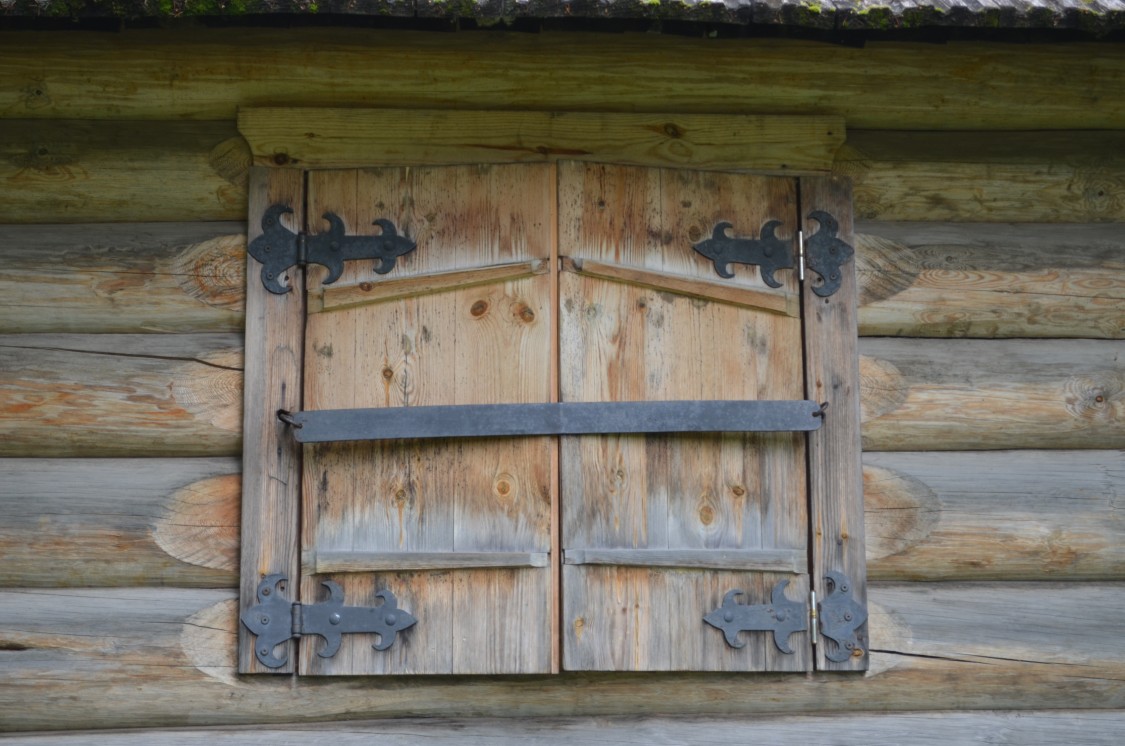 Часовня Казанской иконы Божией Матери, Мирный (Мирный, город, Архангельская область). архитектурные детали, Ставни часовни с кованными навесами.