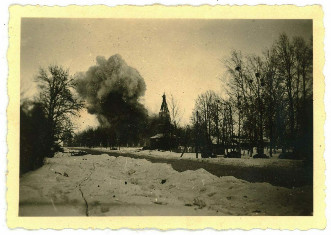 Церковь Смоленской иконы Божией Матери, Климов Завод (Юхновский район, Калужская область). архивная фотография, Момент подрыва купола храма. Фото 1942 г. с аукциона e-bay.de