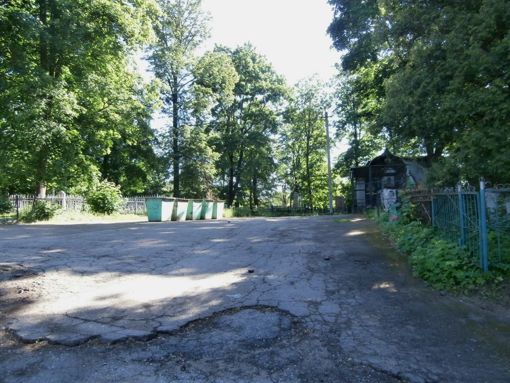 Церковь Покрова Пресвятой Богородицы на Тихвинском кладбище, Смоленск (Смоленск, город, Смоленская область). дополнительная информация, Церковное место. Справа видна усыпальница Рачинских.