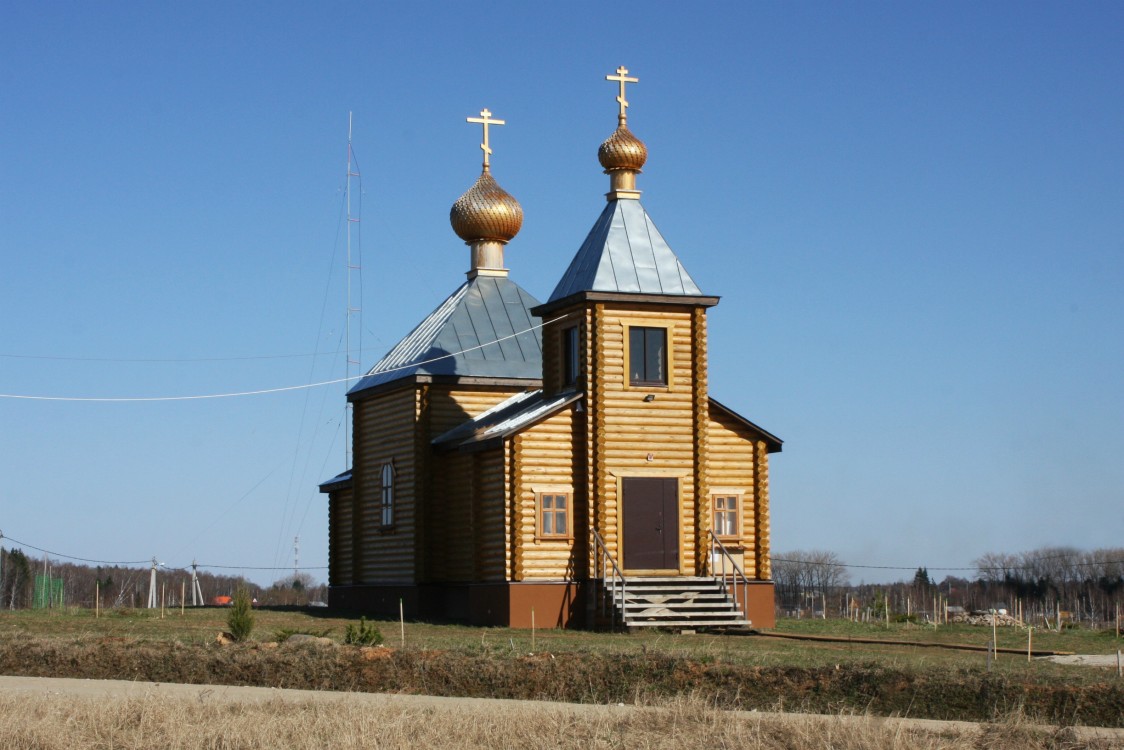 Денисьево. Церковь Михаила Архангела. общий вид в ландшафте