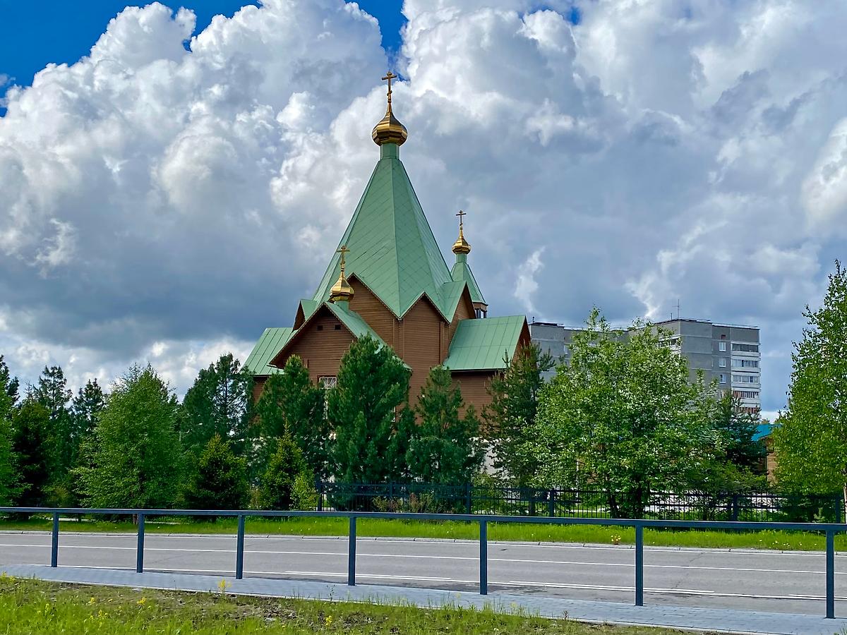Вид с северо-востока, общий вид в ландшафте. Церковь Троицы Живоначальной, Полярные  Зори (Полярные Зори, город, Мурманская область)