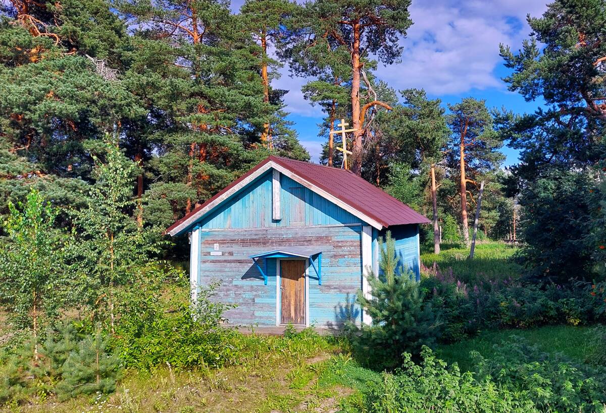 Часовня Космы и Дамиана, Корза (Пряжинский район, Республика Карелия). общий вид в ландшафте