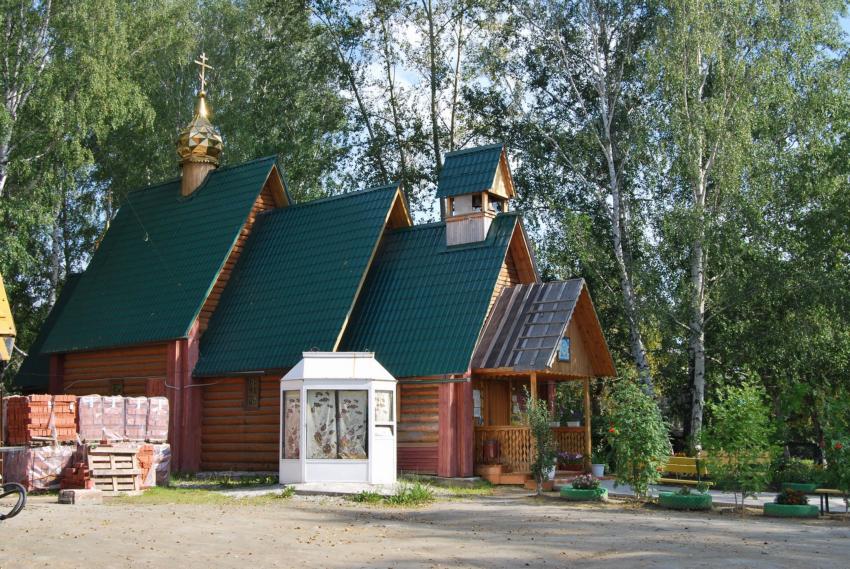 Среднеуральск. Церковь Николая Чудотворца (деревянная). общий вид в ландшафте, Деревянная церковь
