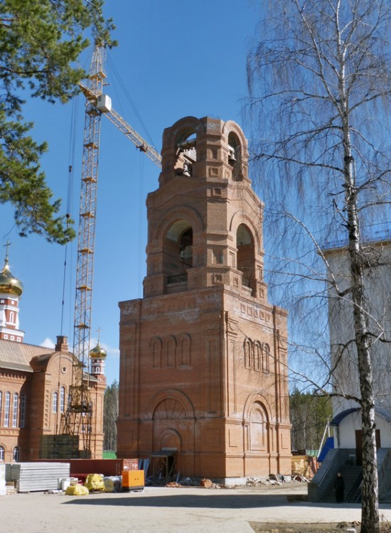 Среднеуральское подворье Серафимо-Дивеевского Троицкого монастыря. Колокольня (строящаяся), Среднеуральск (Верхняя Пышма (ГО Верхняя Пышма и ГО Среднеуральск), Свердловская область). фасады, Строящаяся колокольня