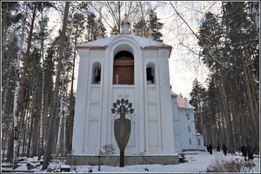 Среднеуральск. Среднеуральское подворье Серафимо-Дивеевского Троицкого монастыря. Звонница. фасады