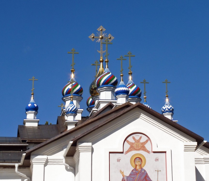 Среднеуральское подворье Серафимо-Дивеевского Троицкого монастыря. Церковь Казанской иконы Божией Матери, Среднеуральск (Верхняя Пышма (ГО Верхняя Пышма и ГО Среднеуральск), Свердловская область). архитектурные детали, Тринадцатиглавое завершение церкви.