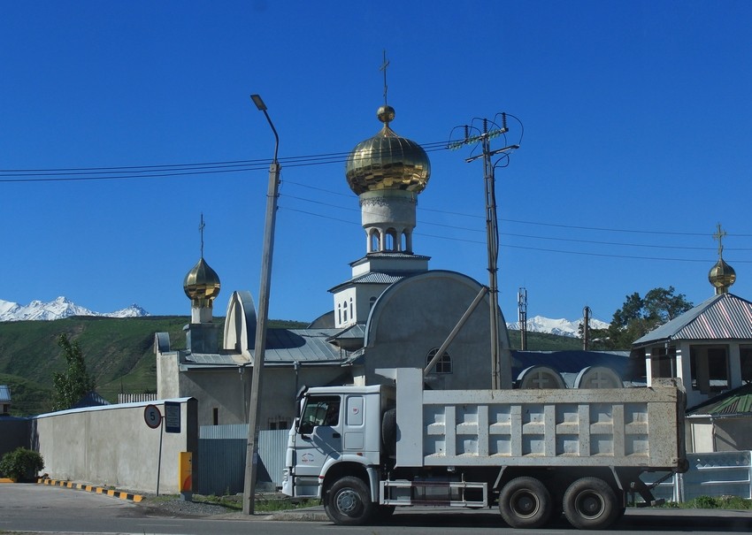 Церковь Ольги равноапостольной, Бишкек (Кыргызстан, Прочие страны). дополнительная информация, Вид с проспекта Аалы Токомбаева