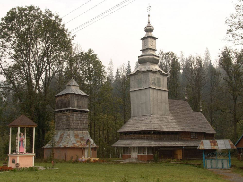 Церковь Николая Чудотворца, Изки (Хустский район, Украина, Закарпатская область). фасады