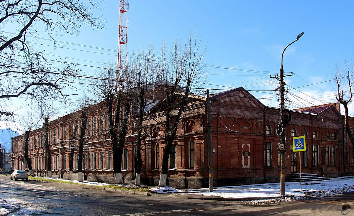 Сто двадцать лет спустя, общий вид в ландшафте. Домовая церковь Нины равноапостольной при грузинском училище, Владикавказ (Владикавказ, город, Республика Северная Осетия-Алания)