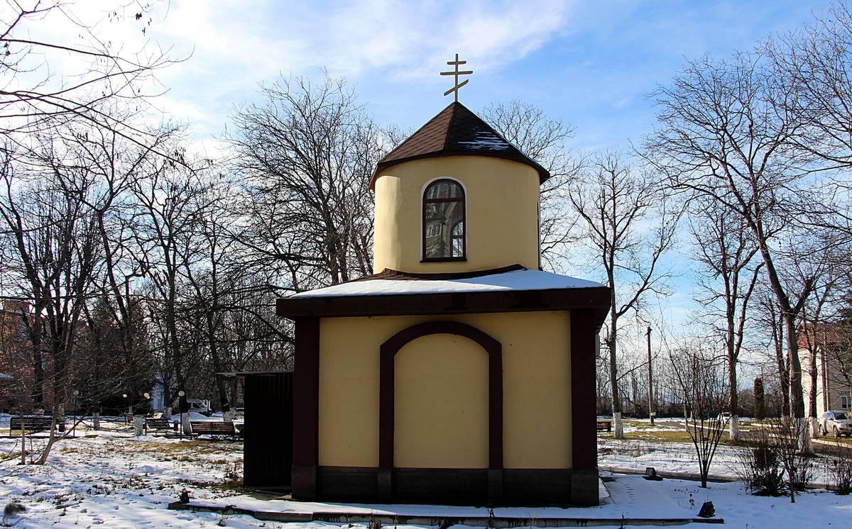 общий вид в ландшафте. Часовня Луки (Войно-Ясенецкого) при больнице скорой помощи, Владикавказ (Владикавказ, город, Республика Северная Осетия-Алания)