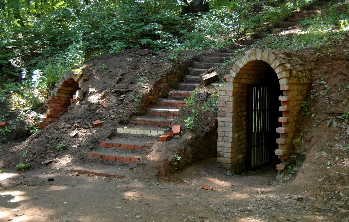 Пещерный скит в Бузулуке, Бузулук (Бузулукский район, Оренбургская область). фасады, Вход в пещерный скит близ церкви иконы Божией Матери Всех Скорбящих Радость (храм на пещерах) в Бузулуке.