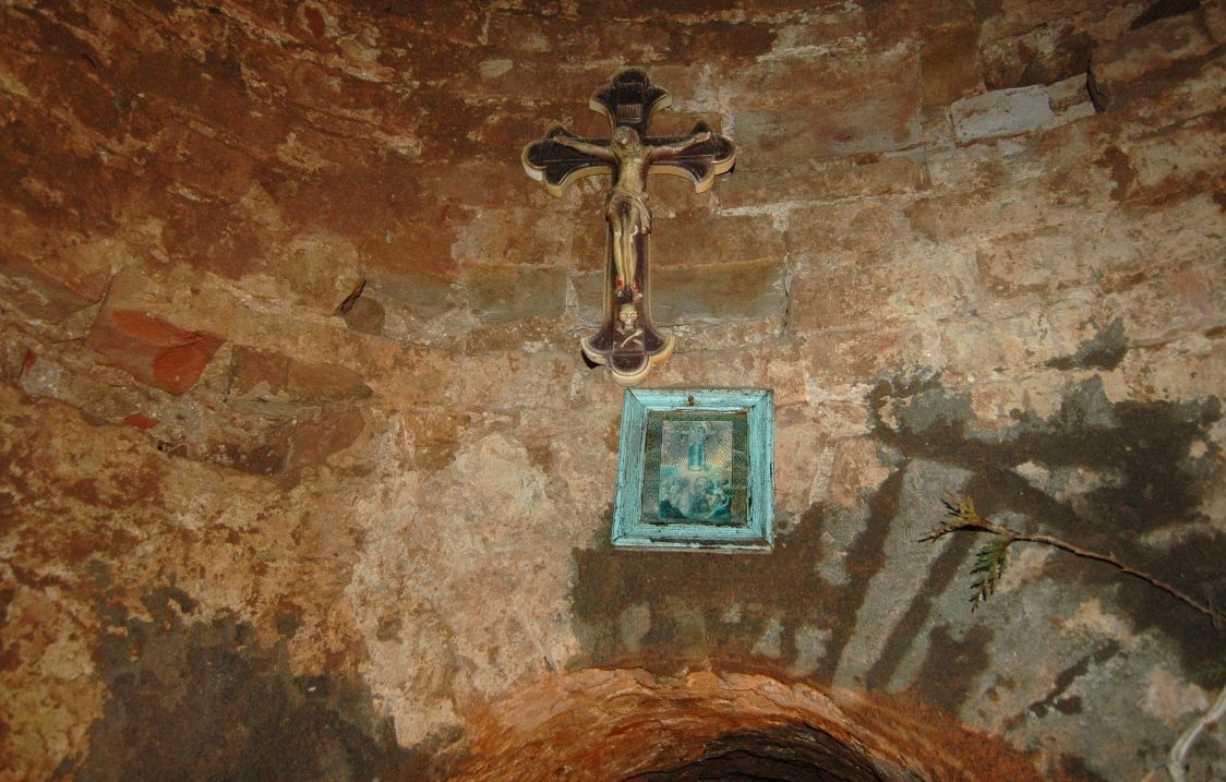 Пещерный скит в Бузулуке, Бузулук (Бузулукский район, Оренбургская область). интерьер и убранство,    Детали  интерьера  в  колодце  выходящем в притвор Скорбященского храма.                                                                                                          