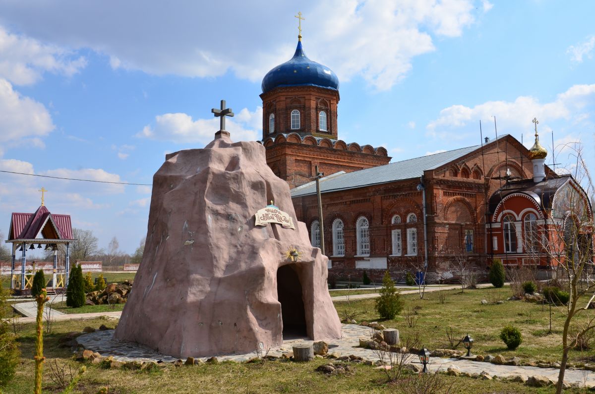 Успенская Феклина пустынь, Сенино (Козельский район, Калужская область). фасады, На переднем плане часовня 