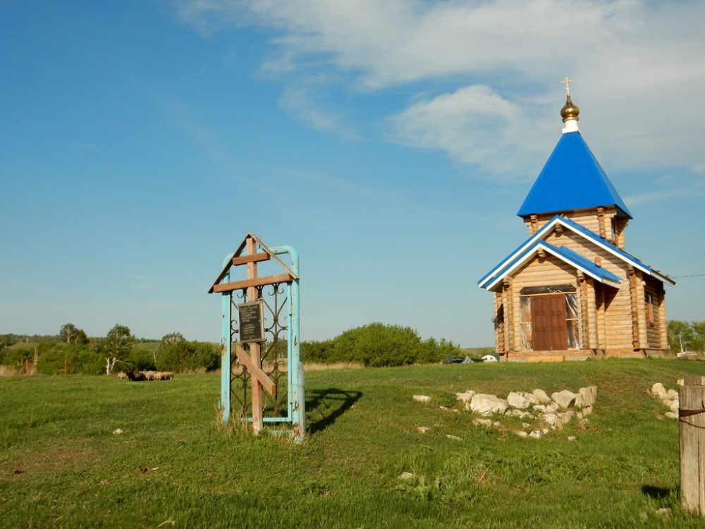 Церковь Сергия Радонежского, Боровка (Сергиевский район, Самарская область). фасады, Поклонный крест на месте разрушенной Никольской церкви и новая строящаяся церковь