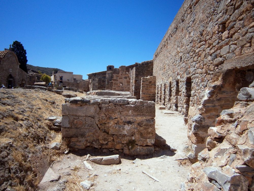 Церковь Пантелеимона Целителя, Плака (Крит (Κρήτη), Греция). архитектурные детали, Вход в церковь слева.