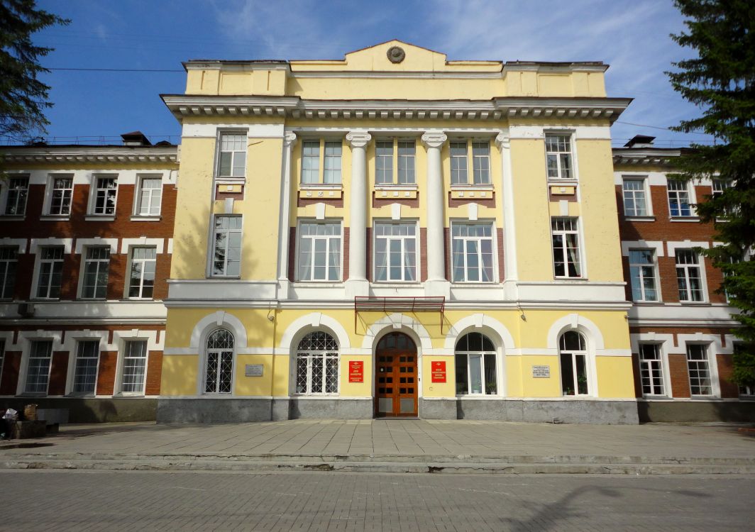 Домовая часовня Георгия Победоносца при Доме офицеров, Новосибирск (Новосибирск, город, Новосибирская область). фасады, Дом офицеров Новосибирского гарнизона с часовней Георгия Победоносца (2 этаж, левое крыло). Вид с Красного проспекта