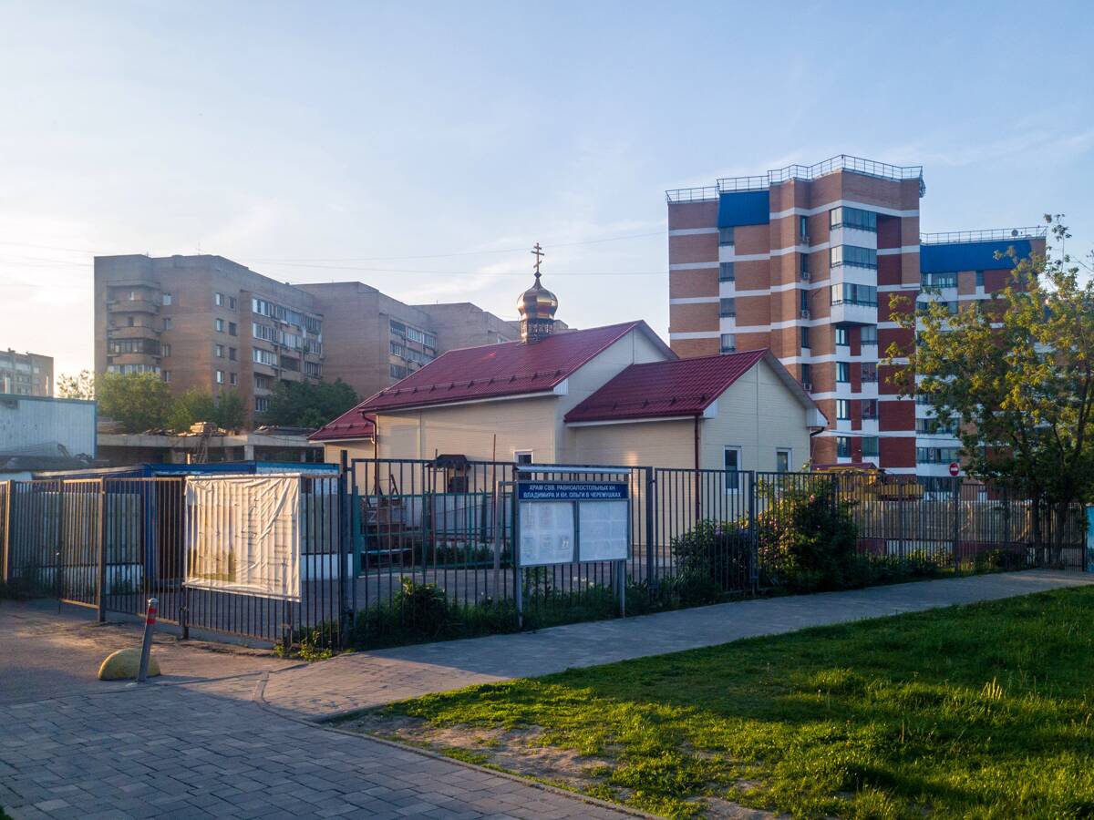 Церковь Владимира и Ольги равноапостольных в Черёмушках, Черёмушки (Юго-Западный административный округ (ЮЗАО), г. Москва). общий вид в ландшафте