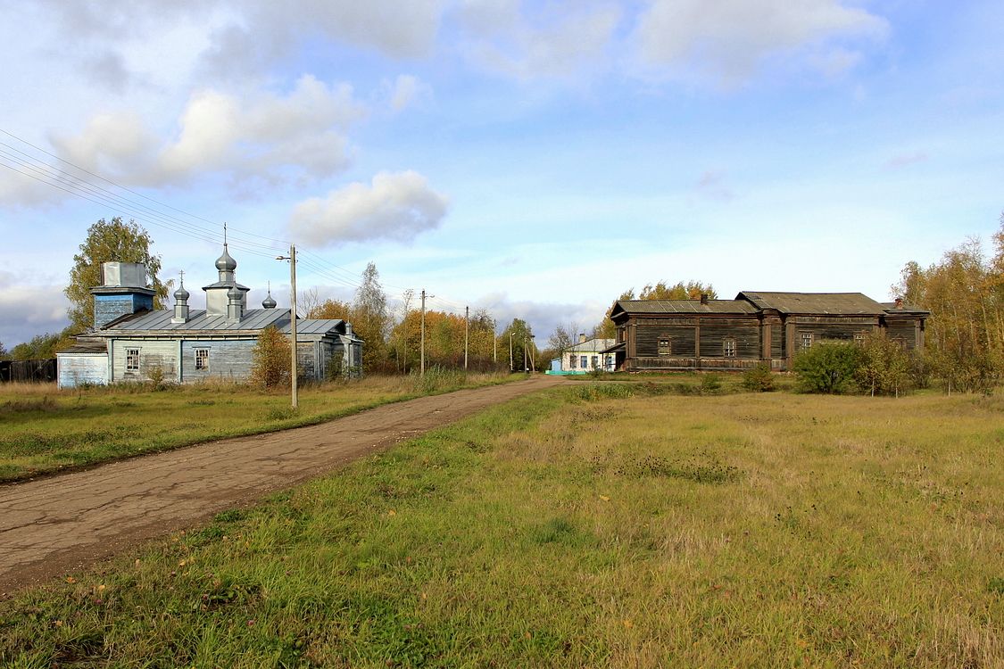 Церковь Иоанна Златоуста, Большие Селки (Тоншаевский район, Нижегородская область). общий вид в ландшафте, Слева-церковь Серафима Саровского.