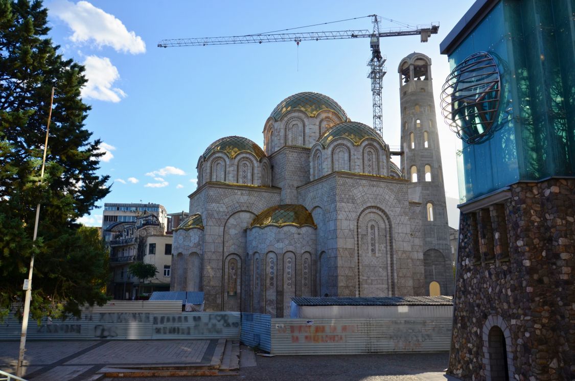 Скопье. Церковь Константина и Елены. общий вид в ландшафте