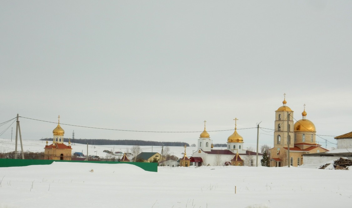 Церковь Богоявления Господня, Сарай-Гир (Матвеевский район, Оренбургская область). общий вид в ландшафте, Строящаяся часовня, Михаилоархангельская и Богоявленская церкви