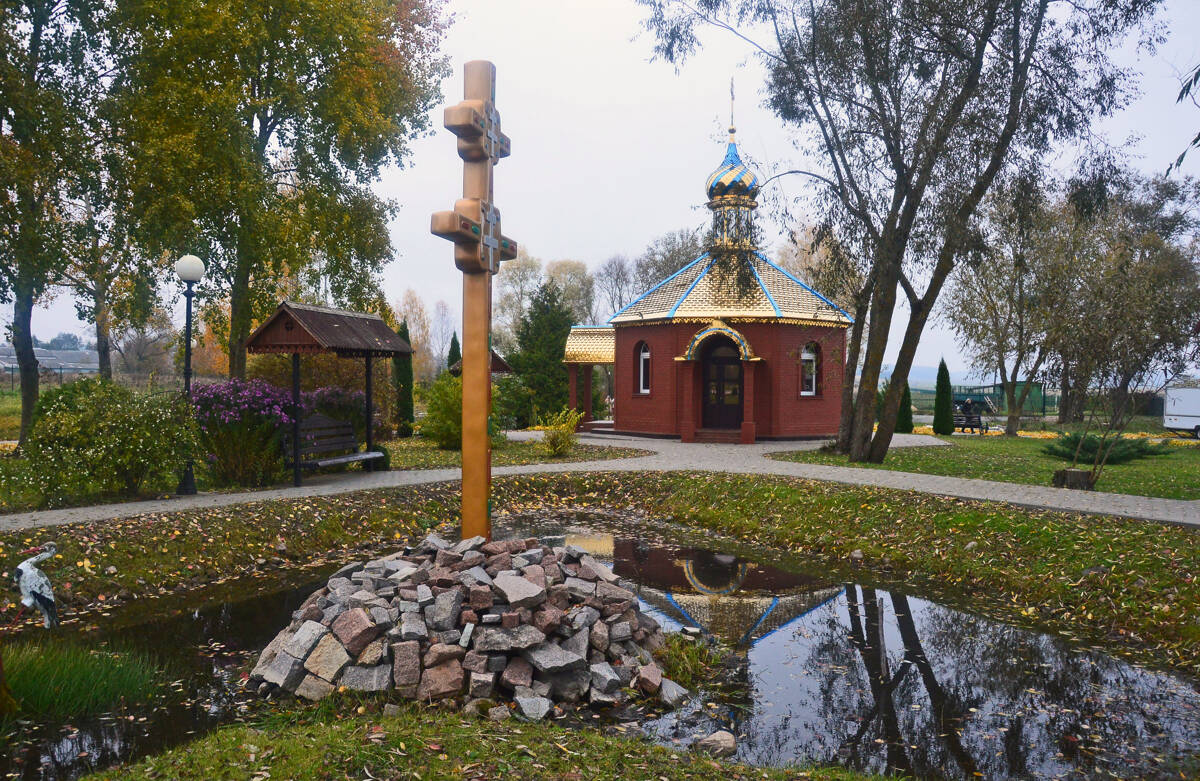 Неизвестная часовня, Жировичи (Слонимский район, Беларусь, Гродненская область). общий вид в ландшафте