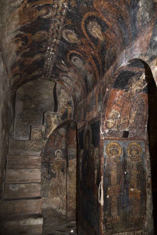 Церковь Стефана архидиакона, Кастория (Эпир и Западная Македония, Греция). интерьер и убранство, нартекс, лестница, ведущая на хоры