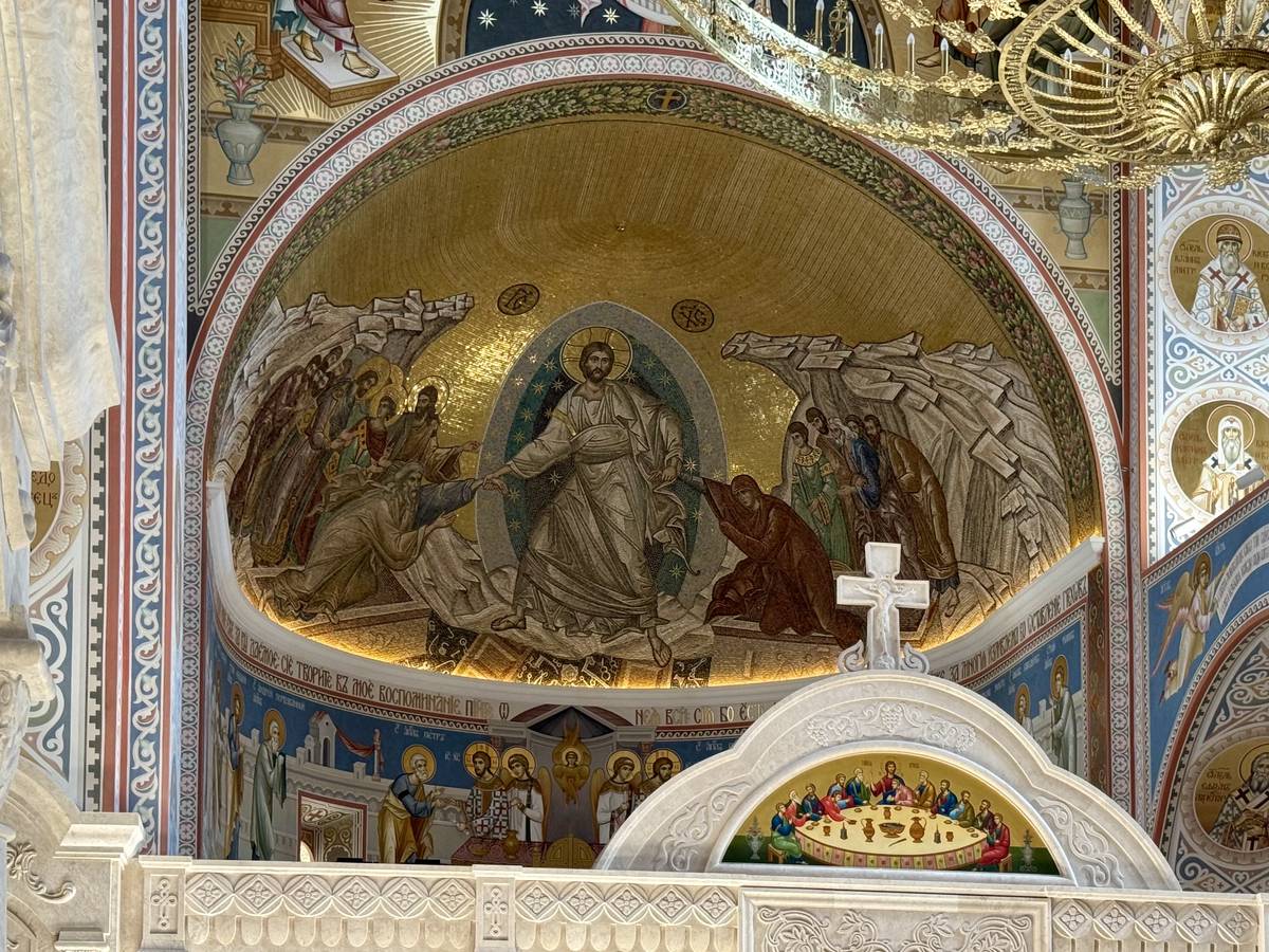 Собор Андрея Первозванного, Геленджик (Геленджик, город, Краснодарский край). интерьер и убранство, Мозаика (Воскресение) в конхе средней апсиды