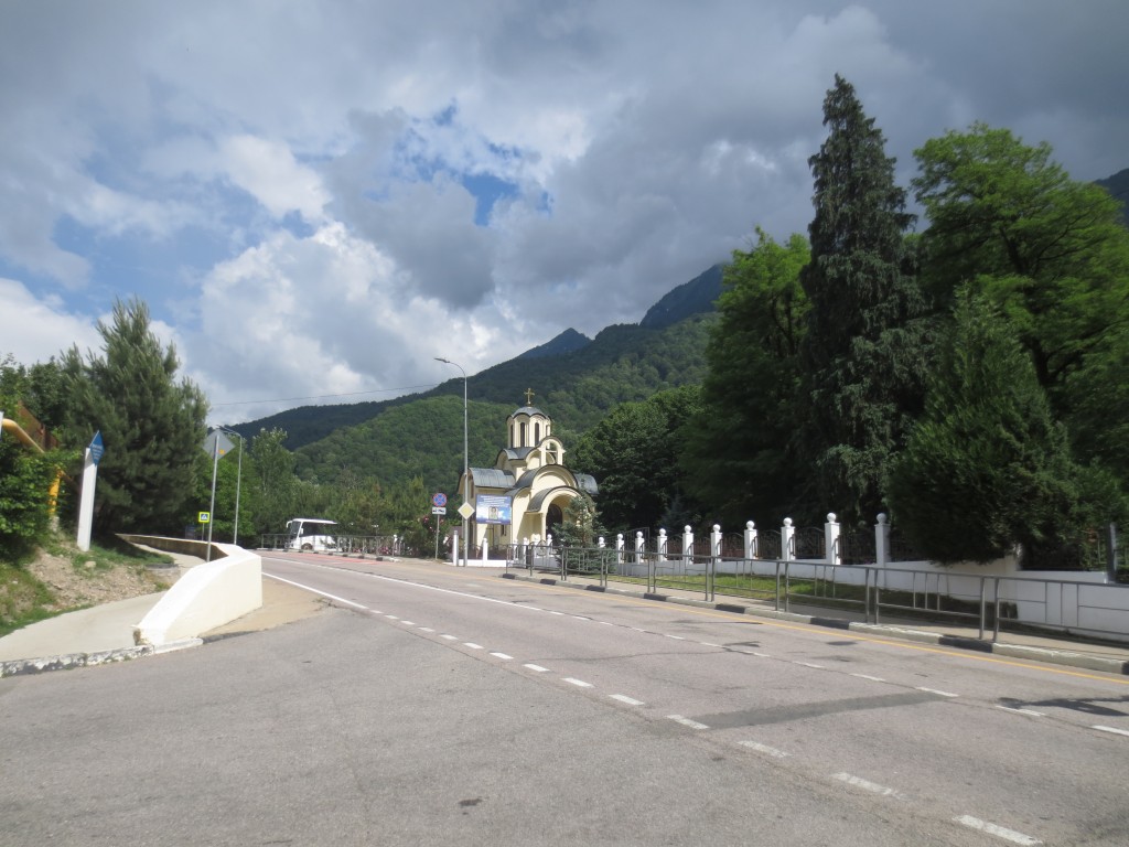 Церковь Зинаиды Тарсийской, Красная Поляна (Сочи, город, Краснодарский край). общий вид в ландшафте