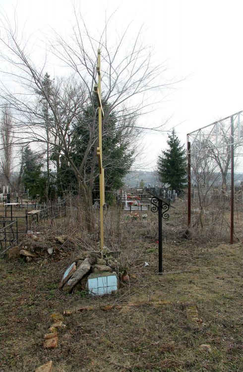 Церковь Покрова Пресвятой Богородицы (старая), Ендовище (Семилукский район, Воронежская область). фасады, Крест на месте утраченного храма. Видны кирпичи фундамента храма.