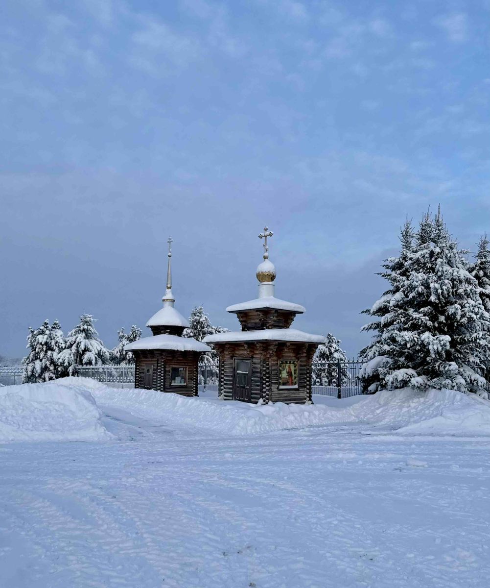 общий вид в ландшафте. Ыбский Серафимовский женский монастырь. Неизвестная часовня, Ыб (Сыктывдинский район, Республика Коми)