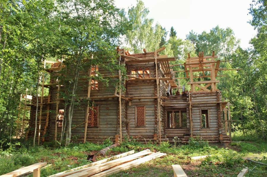 Церковь Елисея пророка из Сидозера (Яковлевского), Верхние Мандроги (Подпорожский район, Ленинградская область). дополнительная информация, Вид с северной стороны от причала на Петкелевом ручье. Хорошо заметен новый каркас звонницы