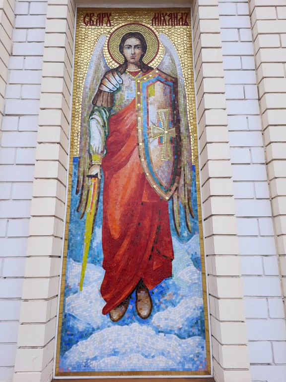 Церковь Михаила Архангела, Харьков (Харьков, город, Украина, Харьковская область). архитектурные детали, Мозаика Архангела Михаила справа от главного входа