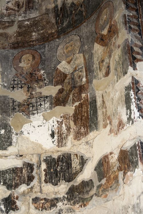 Церковь Михаила и Гавриила Архангелов, Земо Крихи (Рача-Лечхуми и Квемо-Сванети, Грузия). интерьер и убранство, остатки фресок XI в.