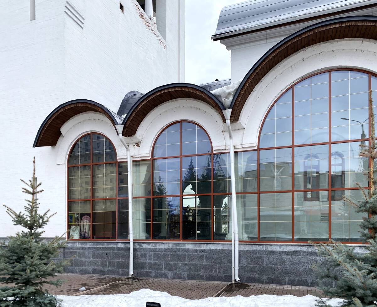 Церковь Серафима Саровского при Машиностроительном заводе, Московский район (Нижний Новгород, город, Нижегородская область). архитектурные детали, Остеклённая обходная галерея