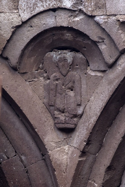 Собор Воскресения Христова, Кумурдо (Самцхе-Джавахети, Грузия). архитектурные детали, Рельеф в тромпе. Абхазский царь Леон III.