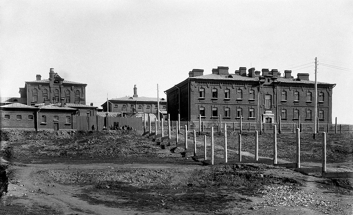 Челябинск. Церковь Николая Чудотворца при тюрьме. архивная фотография, Старинное фото челябинской тюрьмы. Храм находился в здании слева на четвёртом этаже. В чердачном окне можно разглядеть колокола.