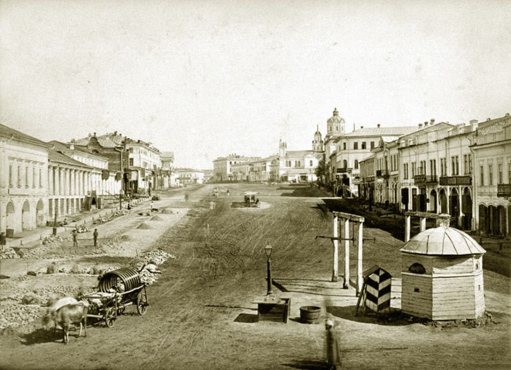 Церковь Николая Чудотворца (старая), Харьков (Харьков, город, Украина, Харьковская область). архивная фотография, В перспективе - старая Николаевская церковь, на переднем плане - городские весы на пересечении Николаевской и Павловской площадей.  Редкое фото 1881 г.
