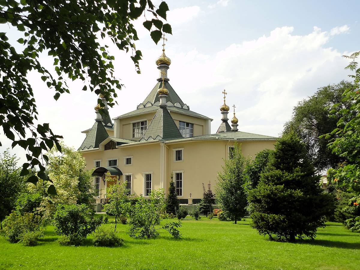 Вид с юго-востока, фасады. Иверско-Серафимовский женский монастырь. Собор Веры, Надежды, Любови и матери их Софии, Алматы (Алматы, город, Казахстан)