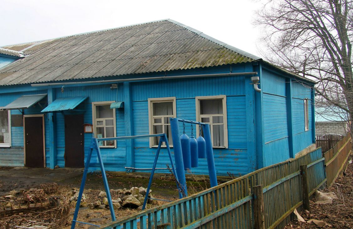 Церковь Покрова Пресвятой Богородицы, Малая Верейка (Семилукский район, Воронежская область). фасады, Часть здания амбулатории (три окна) отданна под домовый храм