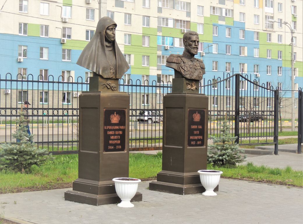 Церковь Елисаветы Феодоровны, Автозаводский район (Нижний Новгород, город, Нижегородская область). дополнительная информация, Памятники Св. Преподобномученице великой княгини Елисаветы Феодоровны (1864-1918) и великому князю Сергею Александровичу (1857-1905) в Елисаветинском сквере милосердия при церкви Елисаветы Феодоровны