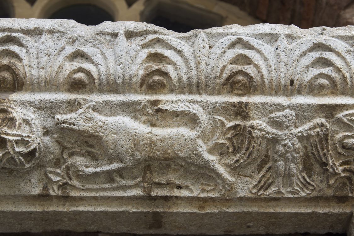 Церковь Космы и Дамиана, Кастория (Эпир и Западная Македония, Греция). архитектурные детали, белокаменная резьба портала