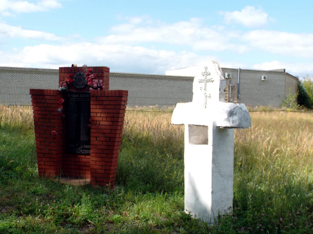 Нижнекамск. Часовенный столб на Ахтубинском кладбище. фасады, Рядом с памятником погибшим в войне уроженцам деревни.