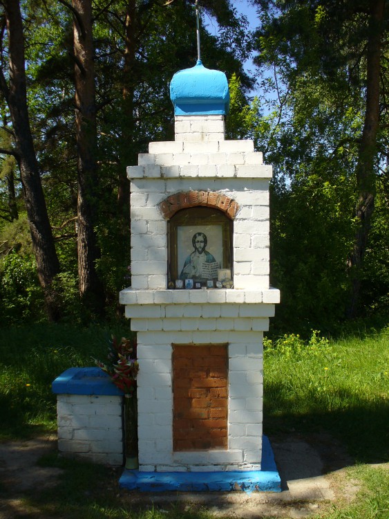 Часовенный столб, Бима (Лаишевский район, Республика Татарстан). фасады, Часовня у дороги, рядом с парковкой для автомобилей, в начале спуска к источнику.