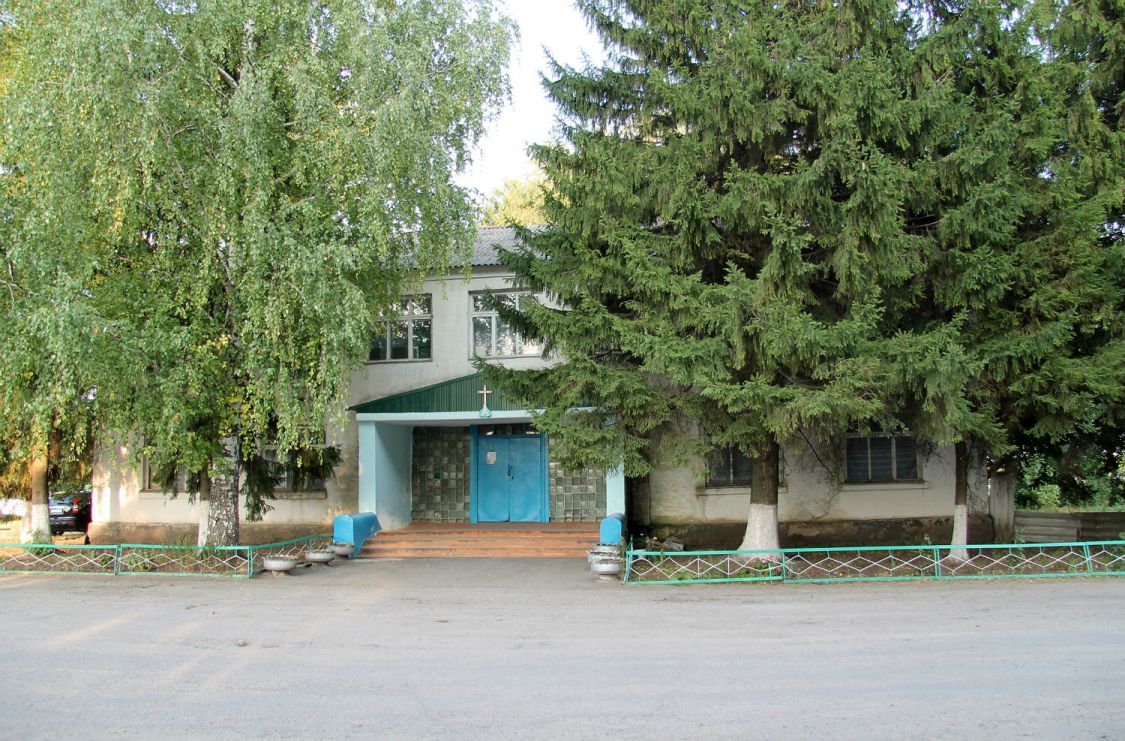 Церковь Димитрия Солунского, Яблочное (Хохольский район, Воронежская область). фасады, Церковь Дмитрия Солунского расположена на первом этаже административного здания.