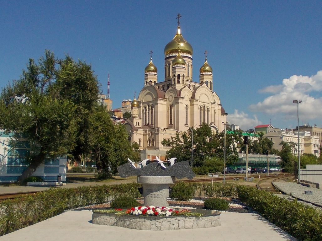 Владивосток. Кафедральный собор Спаса Преображения. фасады, Вид от Памятника погибшим в Цусимском сражении 27 мая 1905 года