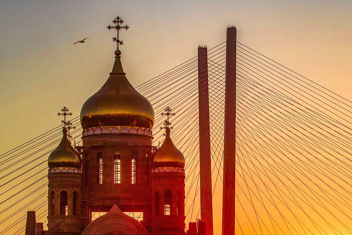 Собор на фоне Золотого моста, художественные фотографии. Кафедральный собор Преображения Господня, Владивосток (Владивосток, город, Приморский край)