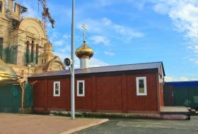 Владивосток. Церковь Преображения Господня при строящемся кафедральном соборе